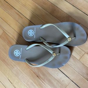 Cream Tory Burch flip flops